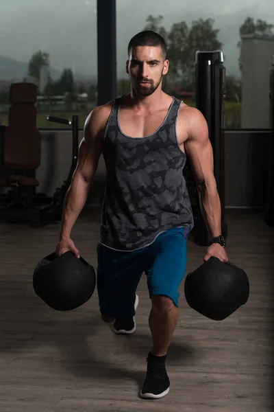 Mannen med medicinbollar utövar ben — Stockfoto