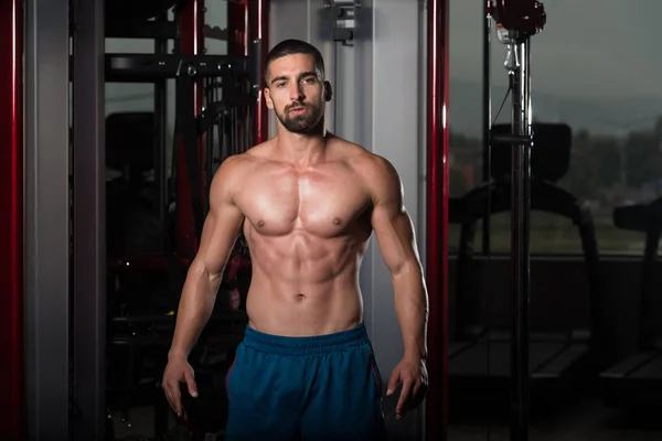 Portrait d'un jeune homme musclé physiquement apte — Photo