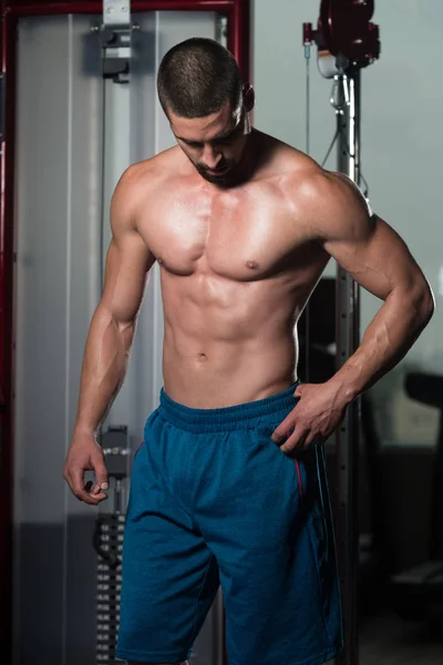 Porträtt av en konditionen muskulös Man — Stockfoto
