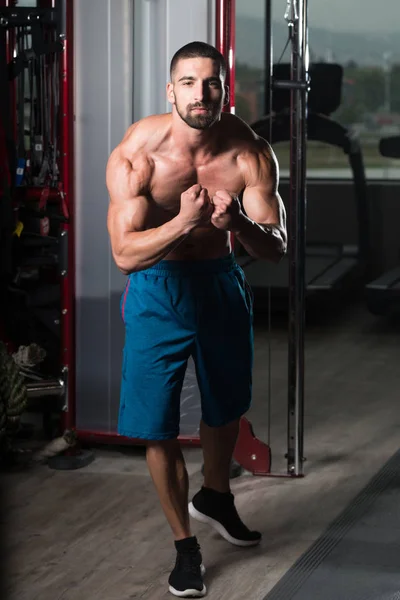 In piedi forte in palestra — Foto Stock