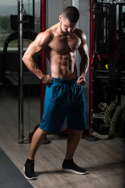 Retrato de un joven musculoso físicamente en forma — Foto de Stock