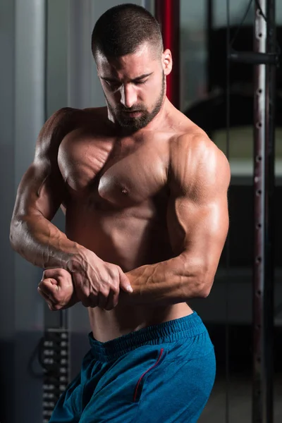 Bodybuilder Performing Side Chest Pose — Stock Photo, Image