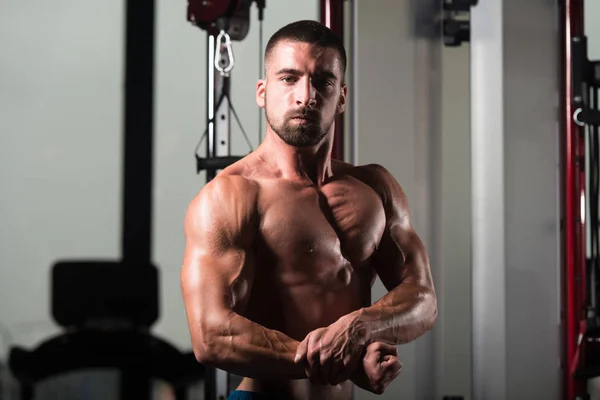 De pie fuerte en el gimnasio —  Fotos de Stock