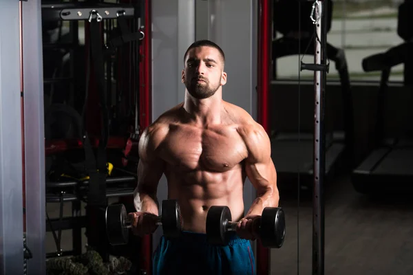 Pazı dumbbells ile egzersiz vücut geliştirmeci — Stok fotoğraf