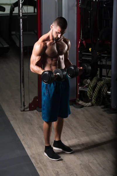 Ejercicio de bíceps con sombrillas en un gimnasio — Foto de Stock