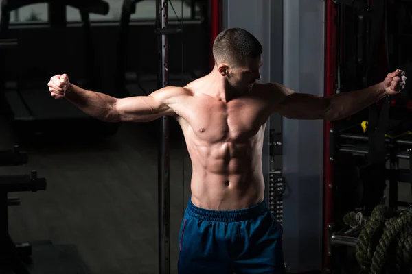 Muscular Man Flexing Muscles In Gym — Stock Photo, Image