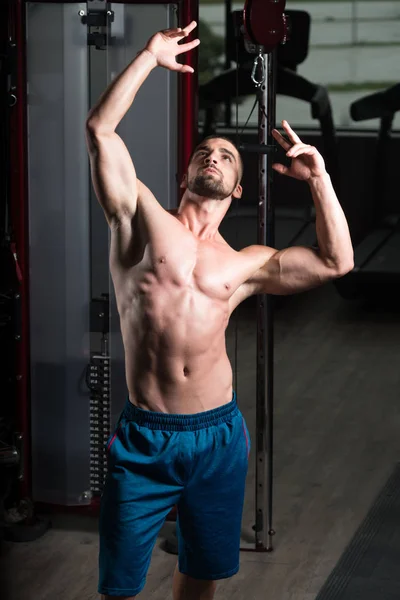 Retrato de un hombre muscular de fitness — Foto de Stock