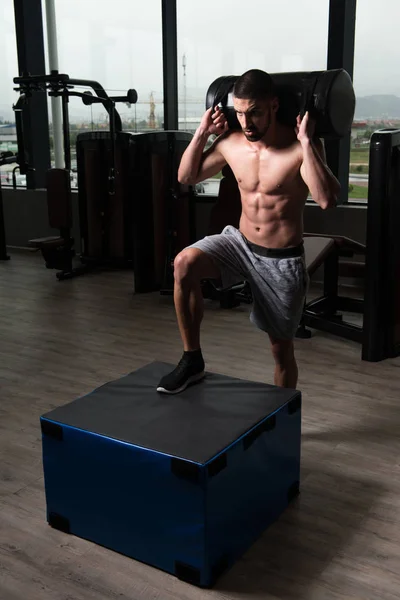 Uomo che lavora fuori con Fit Box in palestra — Foto Stock