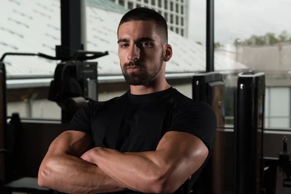 Portrait d'instructeur caucasien dans le gymnase de centre de remise en forme — Photo