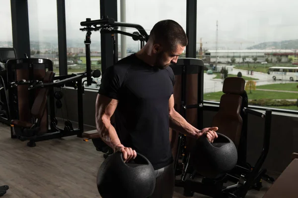 Biceps exercice avec des boules de médecine dans un gymnase — Photo