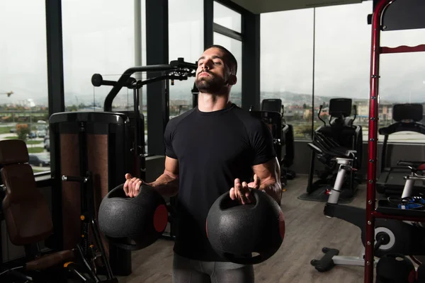 Homem com bolas de medicina Biceps exercício — Fotografia de Stock