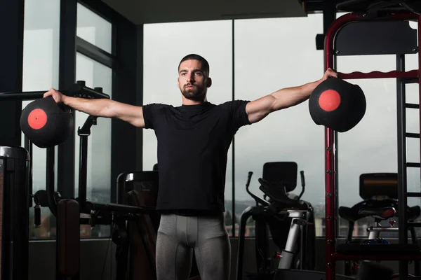 Adam tıp omuz egzersiz topları ile — Stok fotoğraf