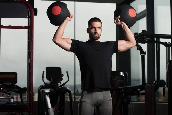Shoulder Exercise With Medicine Balls In A Gym — Stock Photo, Image