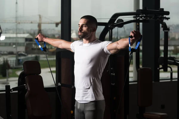 Sportler trainiert Schultern mit Zugseil elastischem Seil — Stockfoto