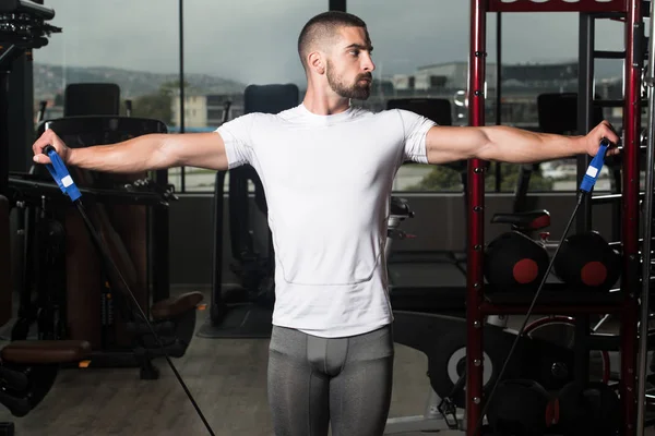 Egzersiz omuz ile Elastik ip kablo çek atlet — Stok fotoğraf