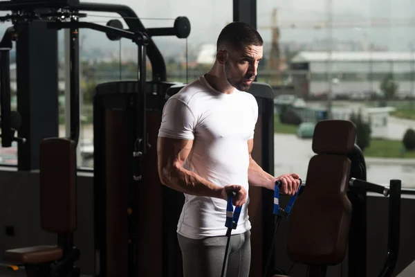 Biceps Øvelse med trekkvaier i kabelen – stockfoto