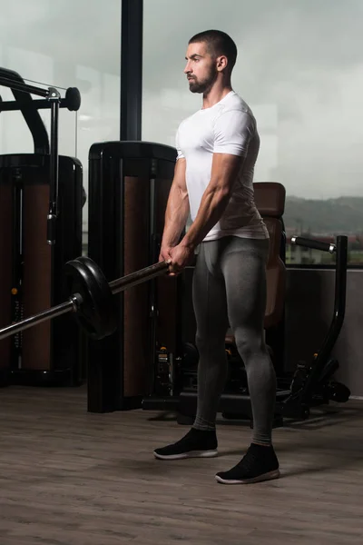 肌肉发达的人用杠铃锻炼背部 — 图库照片