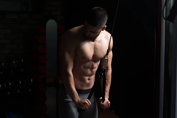 Uomo esercizio Triceps in palestra — Foto Stock