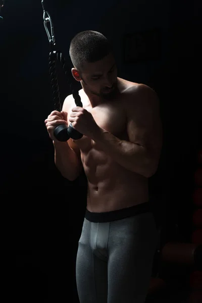 Fisiculturista fazendo exercício de peso pesado para tríceps — Fotografia de Stock