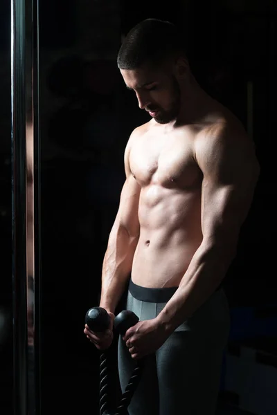 Man tränar Biceps på gymmet — Stockfoto
