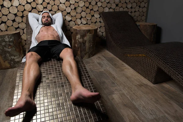 Portrait D'un Homme Musclé Se Détendant Au Sauna — Photo