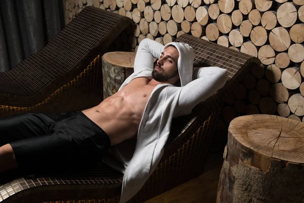 Portrait Of A Muscular Man Relaxing In Sauna — Stock Photo, Image