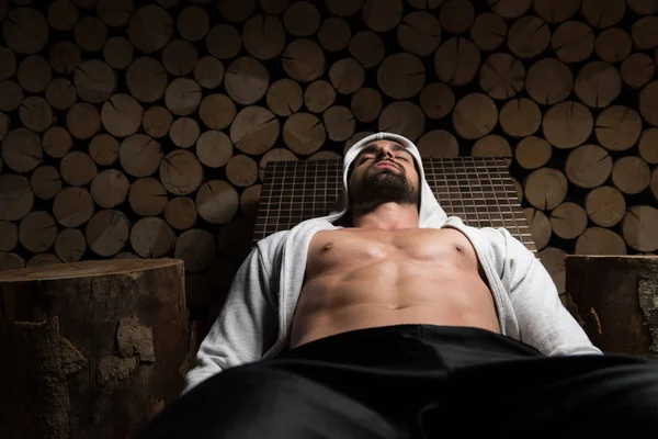 Portret mężczyzny mięśni relaks w saunie — Zdjęcie stockowe
