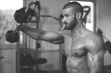 Adam omuz egzersiz Dumbbells ile