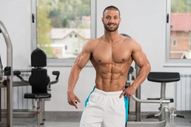 spor salonunda duran ciddi vücut geliştirmeci