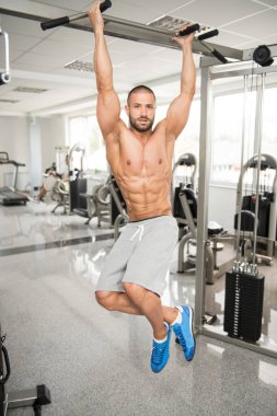 Asılı Bacak Sahneleyen Adam Egzersiz Ab Egzersizlerini Yükseltiyor