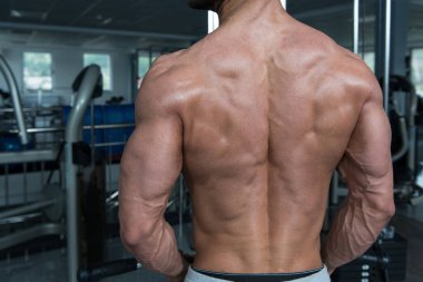 Spor salonunda egzersiz vücut geliştirmeci