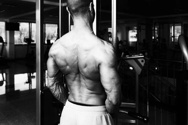 Bodybuilder uitoefening terug In sportschool — Stockfoto