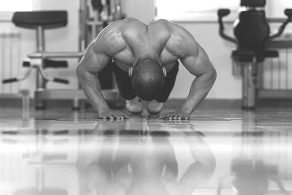 Modèle faisant des soulèvements de presse dans le gymnase — Photo