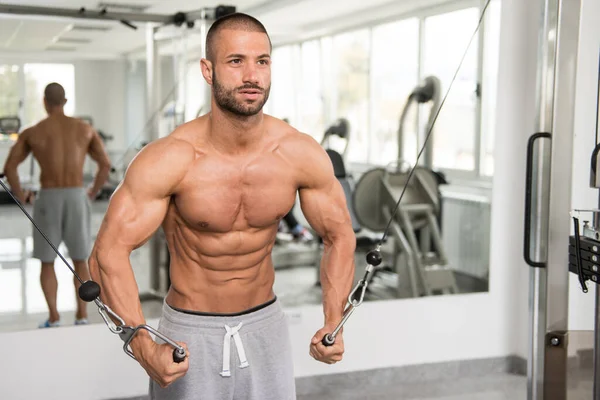 Muskulöser Mann, der Brust trainiert — Stockfoto