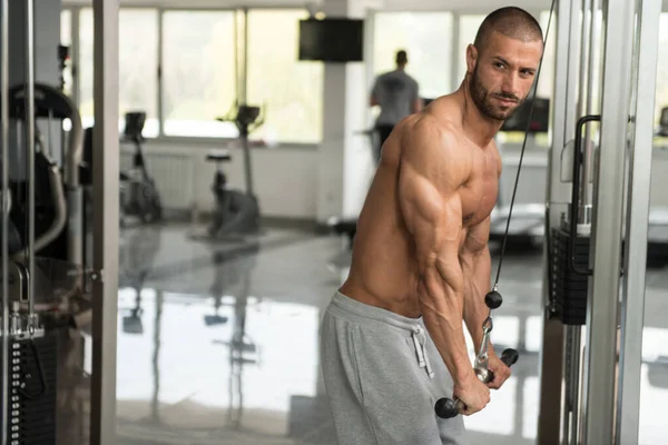 Homme faisant des triceps dans la salle de gym — Photo