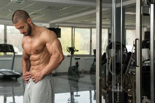 Bodybuilder Flexing Abs Muscles — Stock Photo, Image