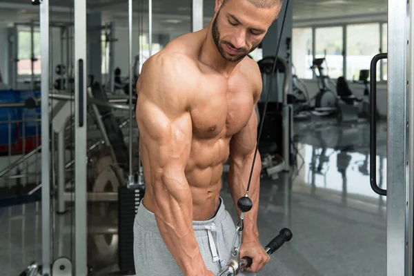 Homme faisant des triceps dans la salle de gym — Photo