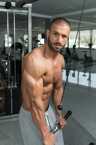Homme faisant des triceps dans la salle de gym — Photo