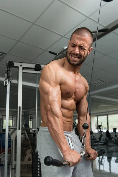 Člověk vykonávající Triceps v tělocvičně — Stock fotografie