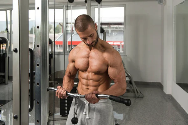Kroppsbyggare tränar biceps — Stockfoto