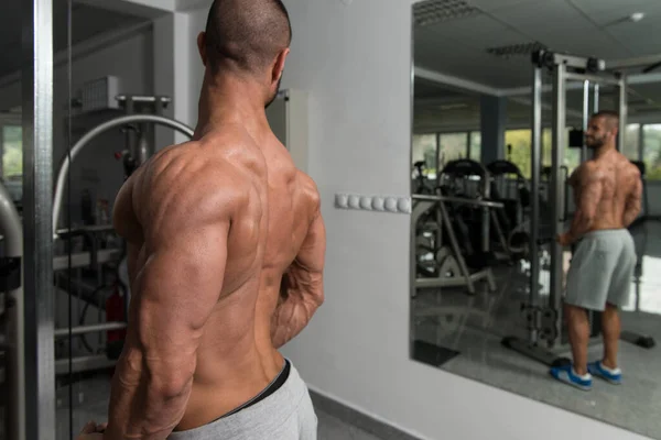 Hombre muscular haciendo ejercicio de peso pesado para la espalda —  Fotos de Stock