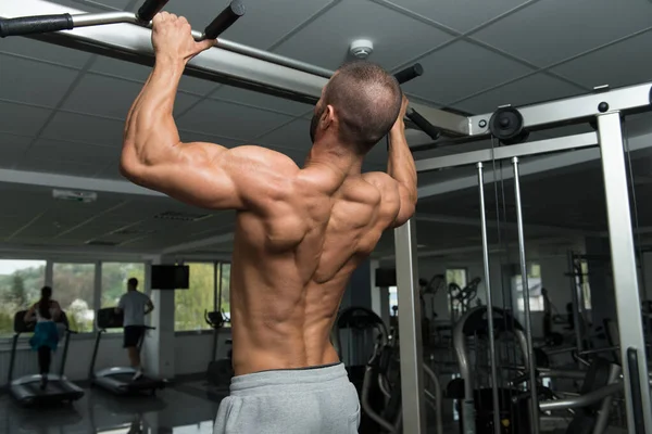 Mannelijke atleet doen pull ups — Stockfoto