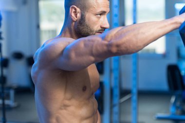 Vücut geliştirmeci omuz Dumbbells ile egzersiz