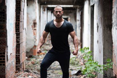 Güçlü Adam Açık Hava Pozisyonu