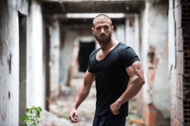 Adam açık havada poz