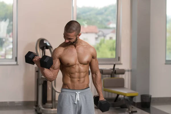 Hombre con sombrillas ejercitando bíceps — Foto de Stock