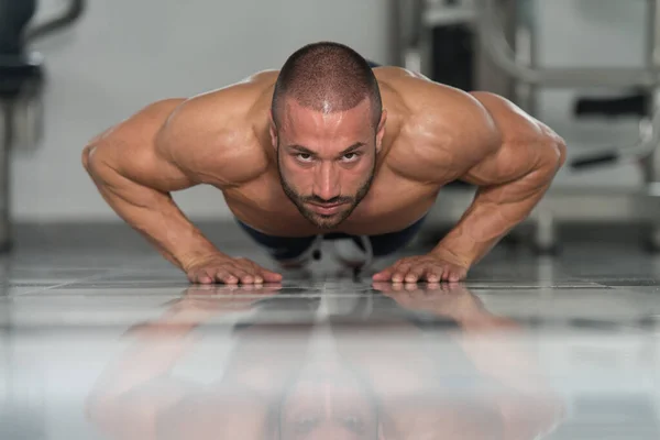 Atleet uitoefening push-ups — Stockfoto