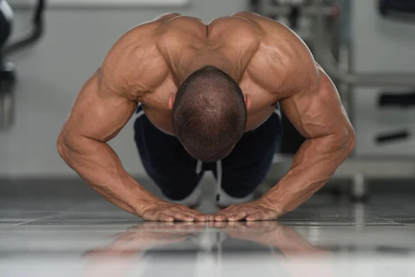 Model Doing Press Ups In Gym — Stock Photo, Image