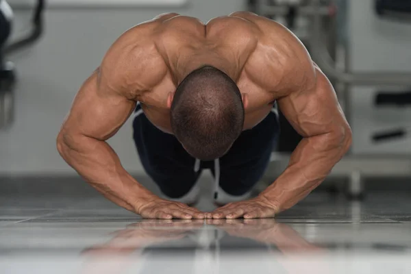 Modelo haciendo prensa sube en el gimnasio — Foto de Stock