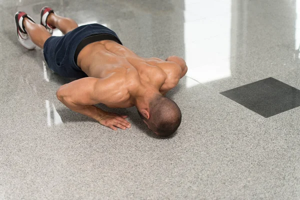 Modelo haciendo prensa sube en el gimnasio —  Fotos de Stock